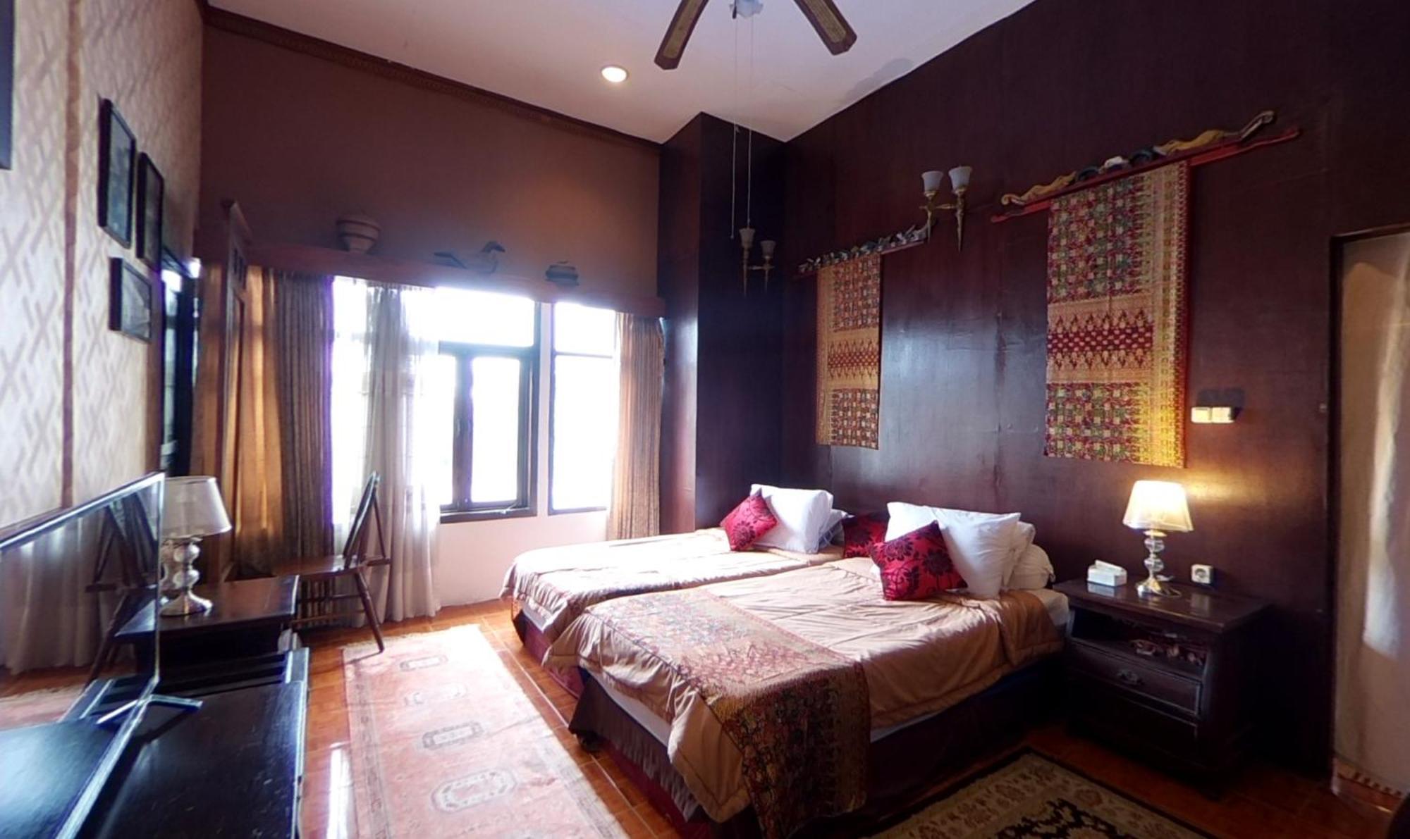 Badjoeri Ethnic Wooden Homestay Bandung Bilik gambar