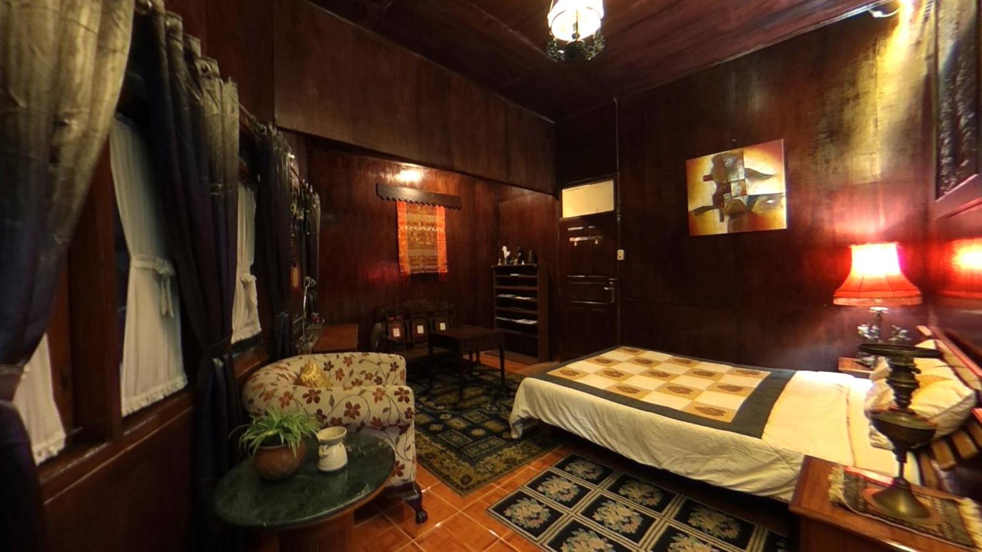 Badjoeri Ethnic Wooden Homestay Bandung Bilik gambar